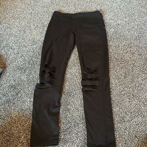 Mono B black size small torn knee legging